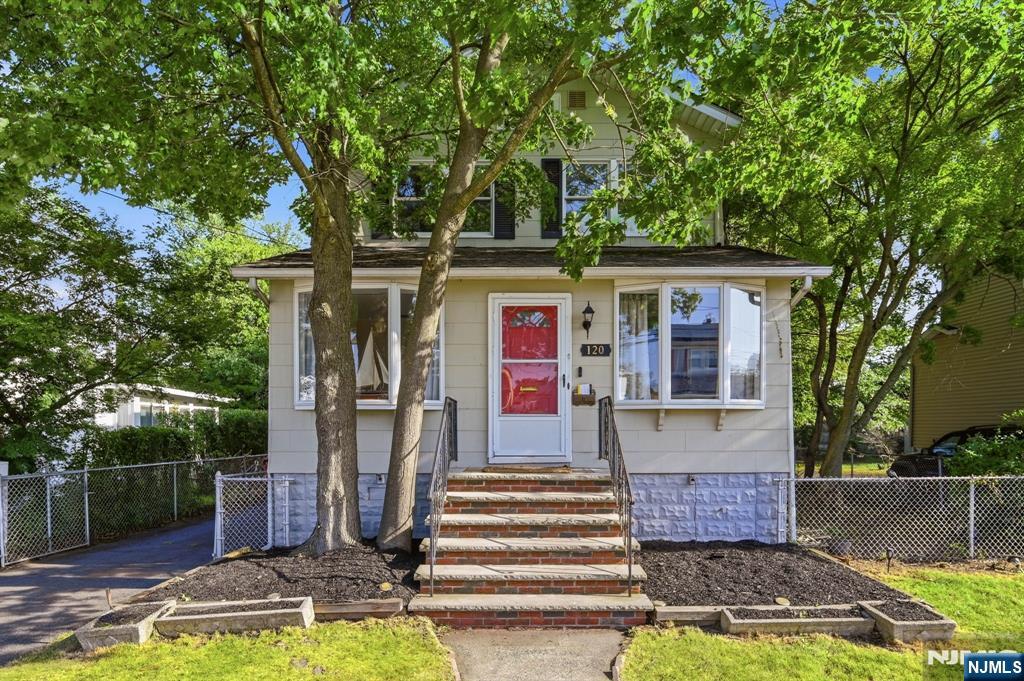 120 Johnson Ave, Bergenfield, NJ 07621