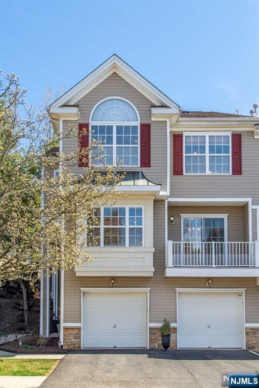 102 Lakeview Court - Photo 1