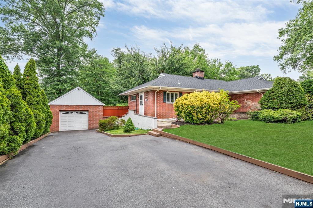 574 Chestnut St, Twp Of Washington, NJ 07676