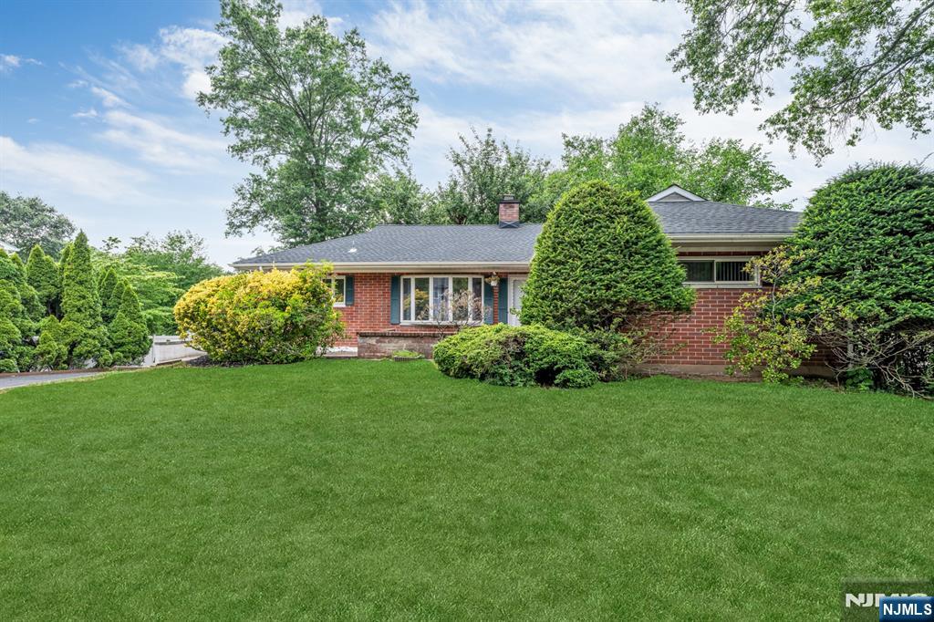 574 Chestnut St, Twp Of Washington, NJ 07676