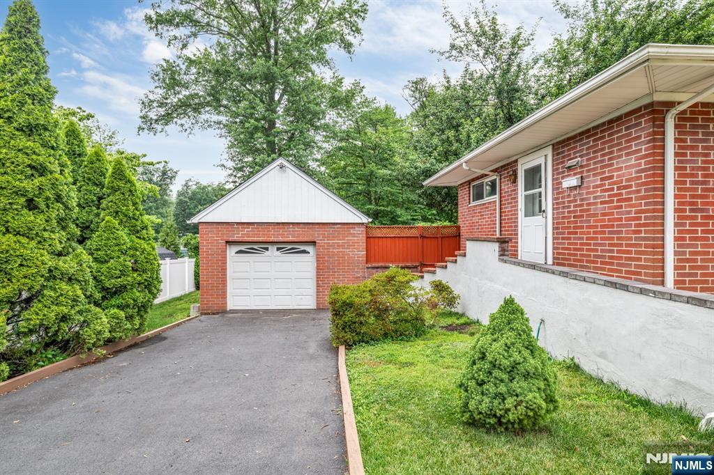 574 Chestnut St, Twp Of Washington, NJ 07676