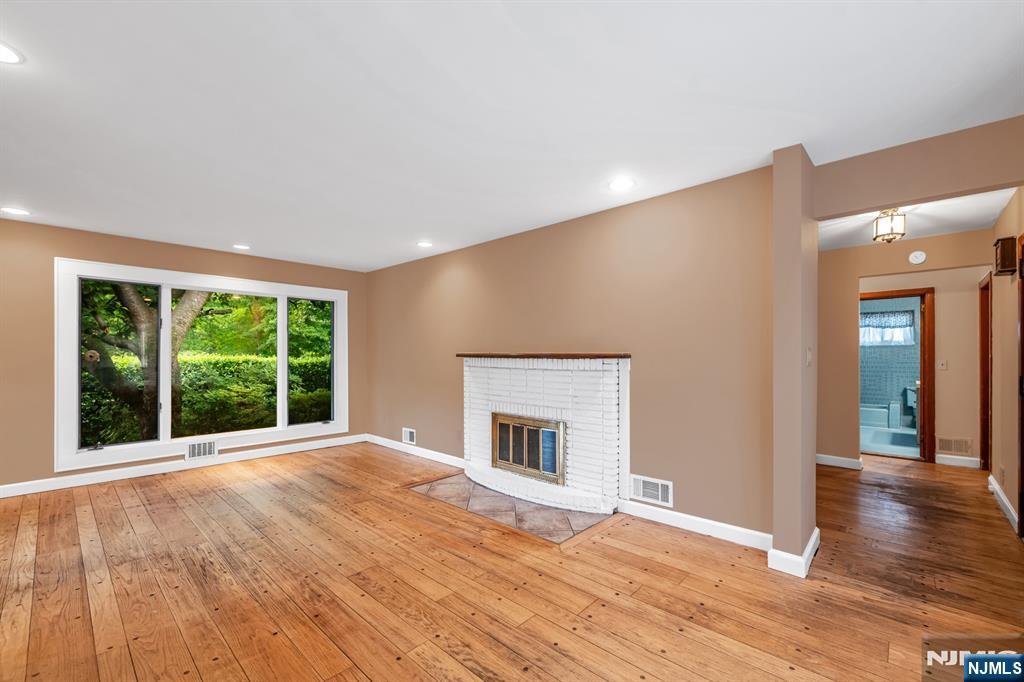 574 Chestnut St, Twp Of Washington, NJ 07676