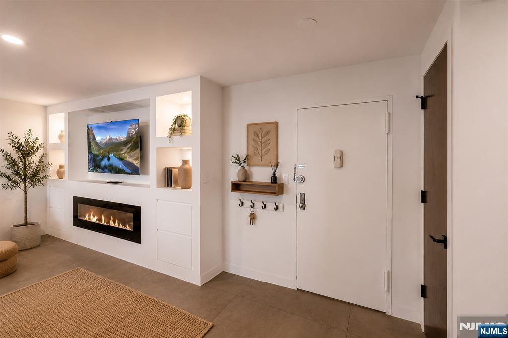 2200 N Central Rd #14W, Fort Lee, NJ 07024