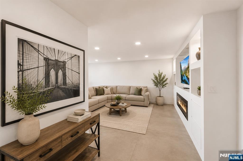 2200 N Central Rd #14W, Fort Lee, NJ 07024