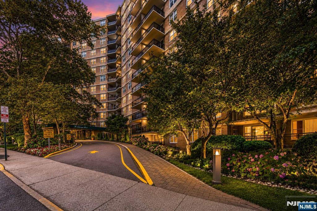 2200 N Central Rd #14W, Fort Lee, NJ 07024