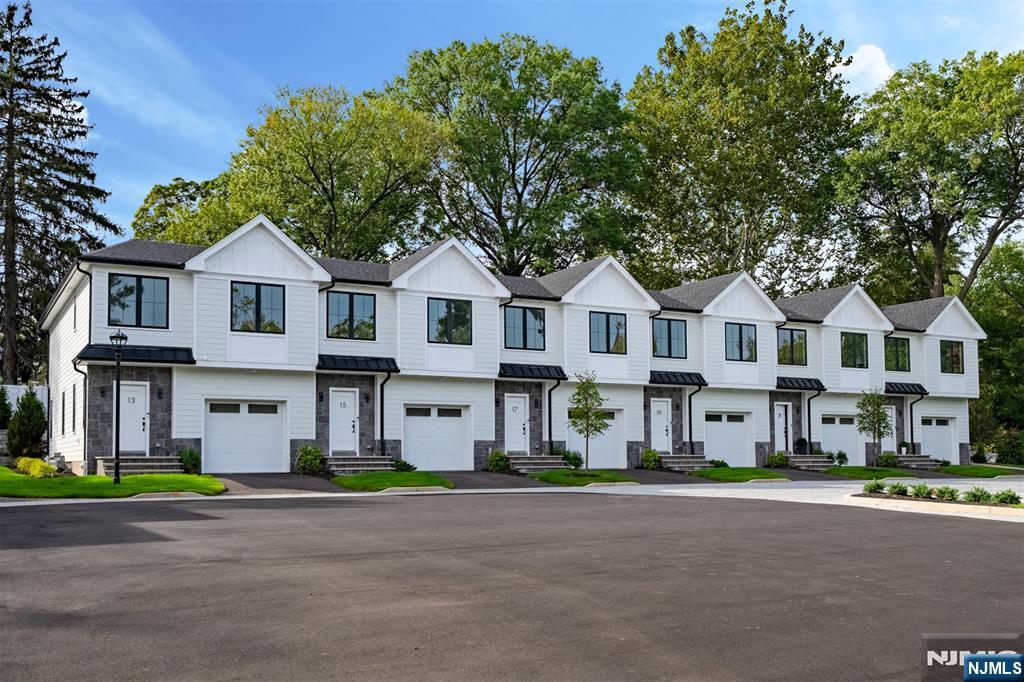 5 Fey Pl, Oradell, NJ 07649