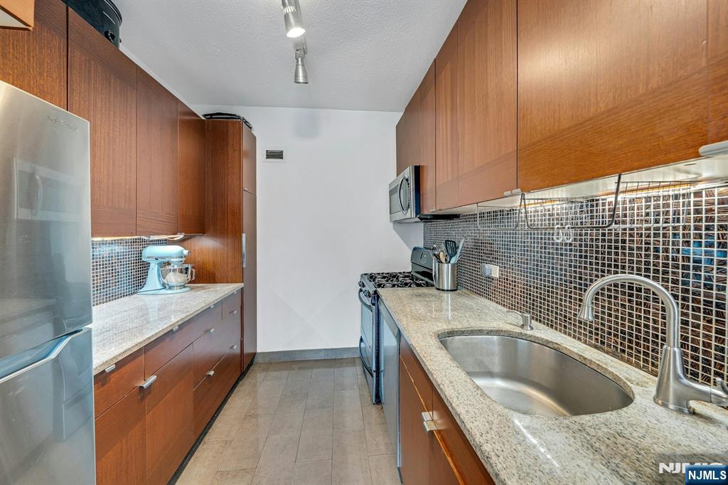 7002 JFK Blvd E 16H - Photo 3