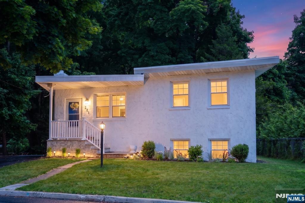 221 Lakeview Drive - Photo 1