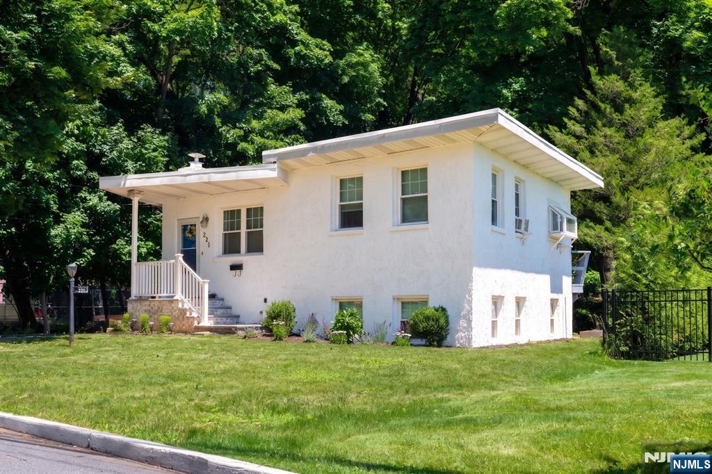 221 Lakeview Drive - Photo 2