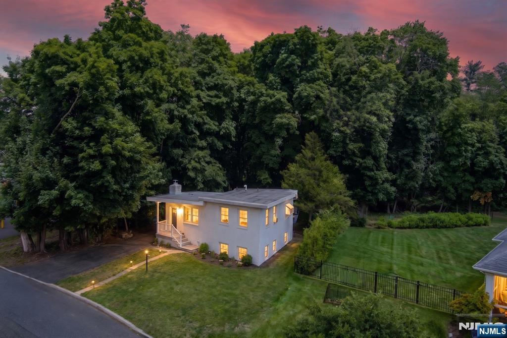 221 Lakeview Drive - Photo 3