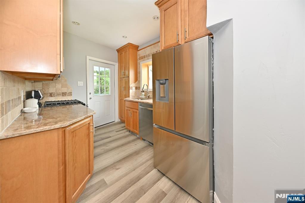 221 Lakeview Drive - Photo 4