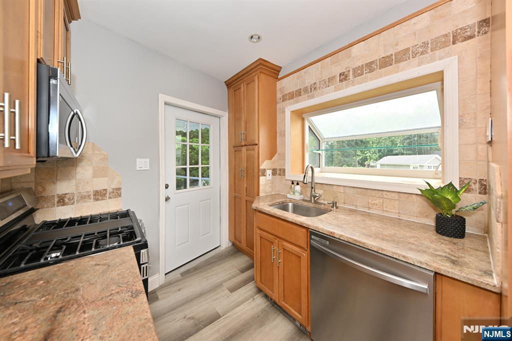 221 Lakeview Drive - Photo 5