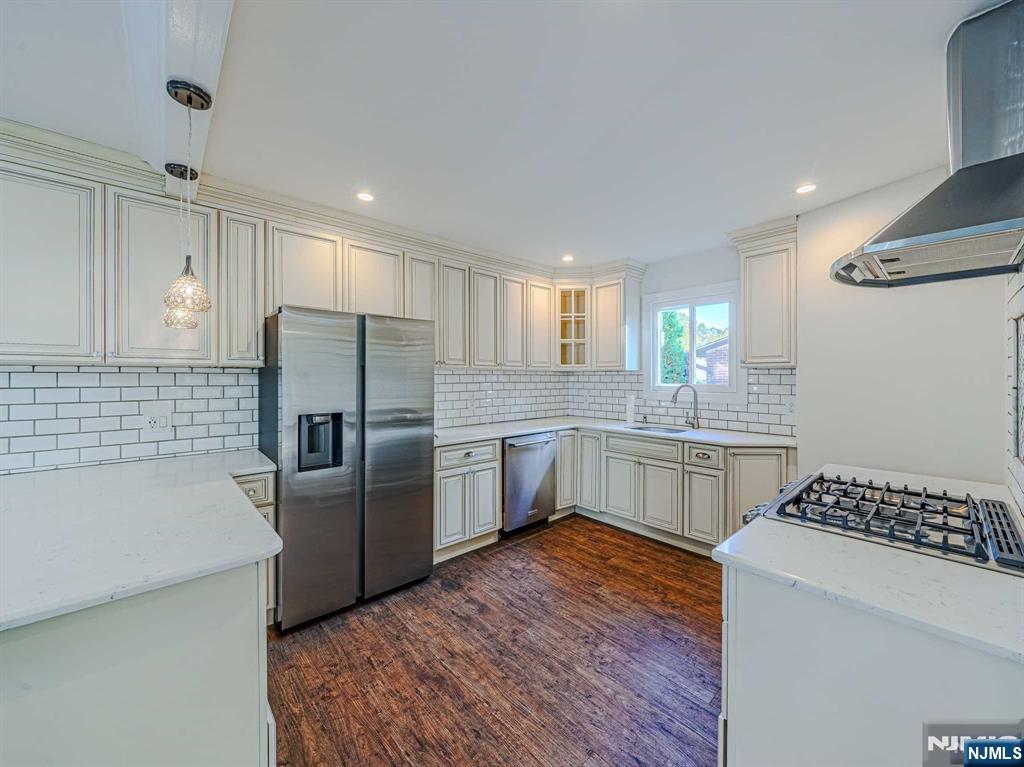 8-35 Lake Street 1 - Photo 2