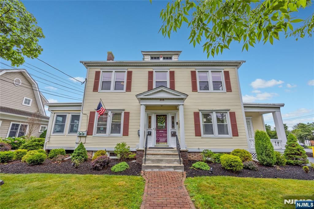 235 Everett Avenue - Photo 2
