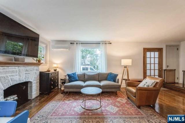 1125 W Laurelton Parkway - Photo 3