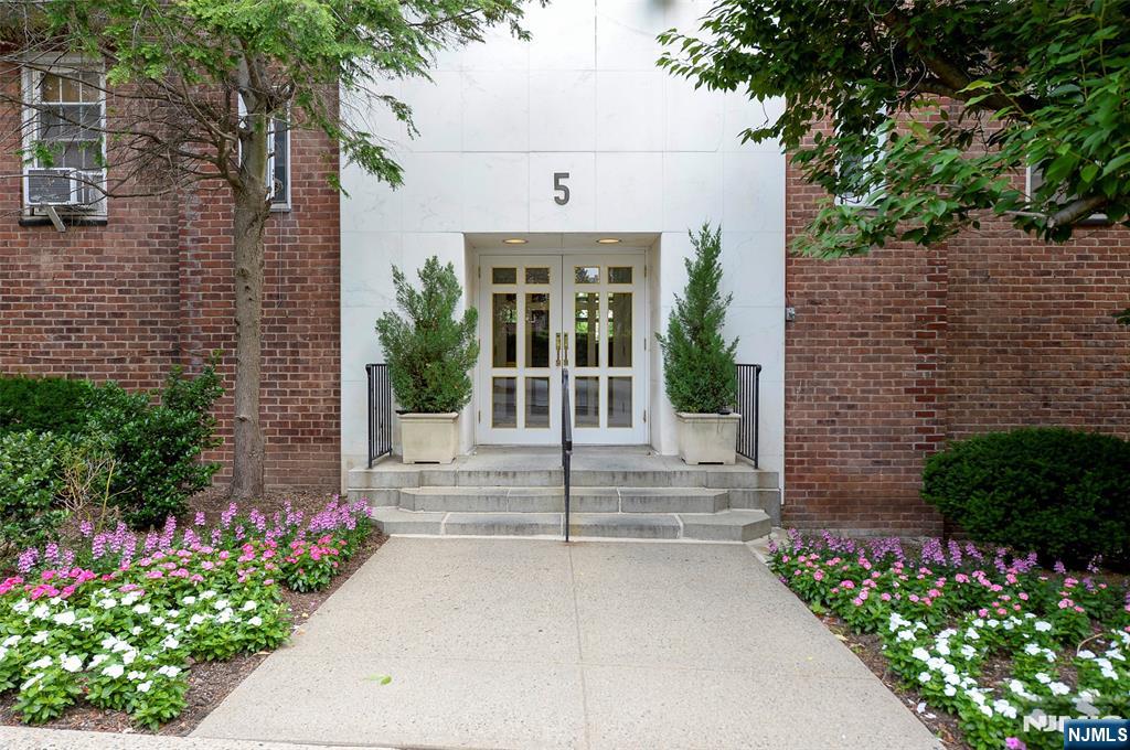 5 Roosevelt Place 5C - Photo 14