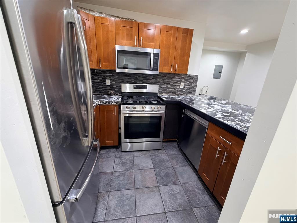 165 Macarthur Avenue 1 - Photo 2