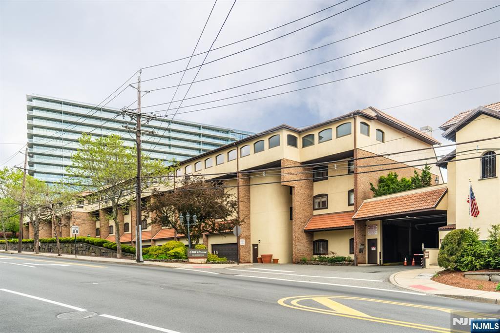 300 Gorge Rd #1, Cliffside Park, NJ 07010