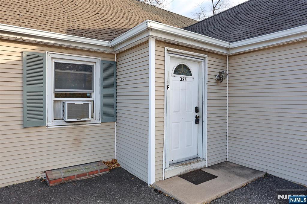 325 New Bridge Rd, Bergenfield, NJ 07621