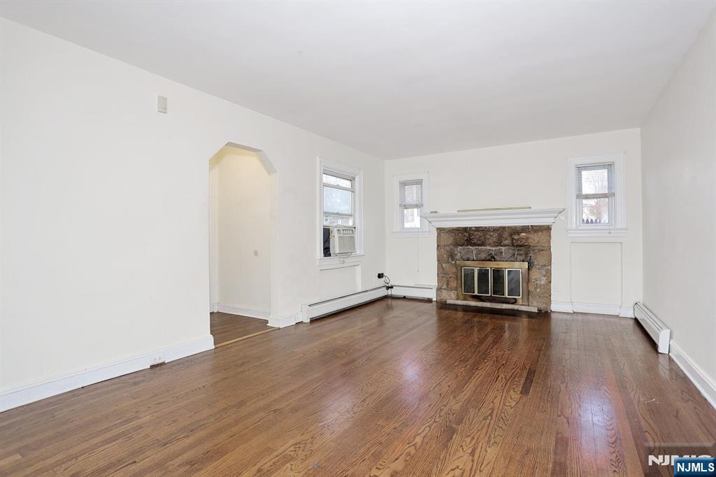 325 New Bridge Rd, Bergenfield, NJ 07621