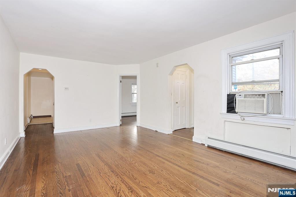 325 New Bridge Rd, Bergenfield, NJ 07621