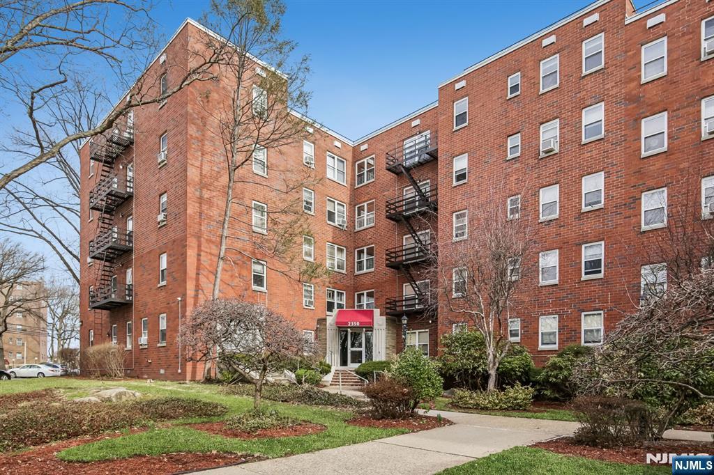 2350 Linwood Avenue 4E - Photo 1