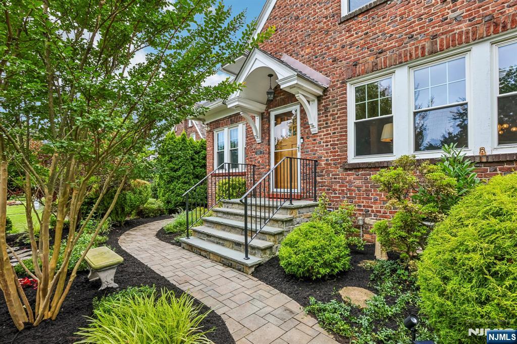 293 Euclid Avenue - Photo 3