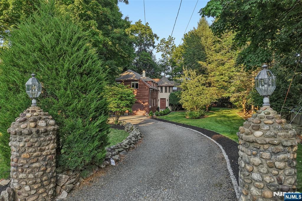 310 Cedar Ln, River Vale, NJ 07675