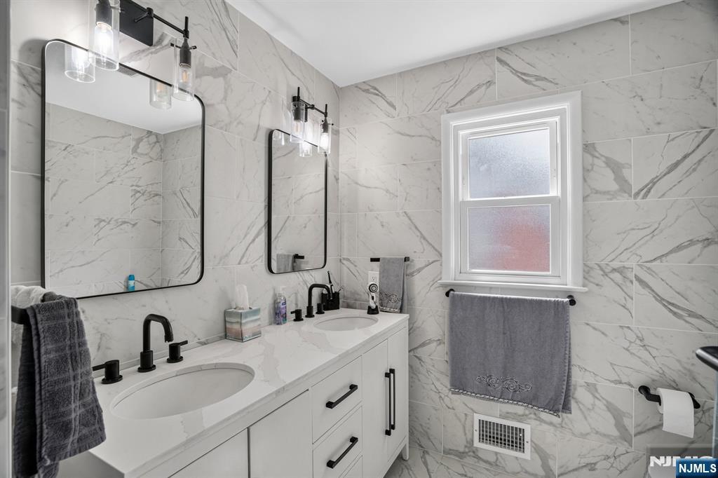 31-07 Garfield Place — photo 16