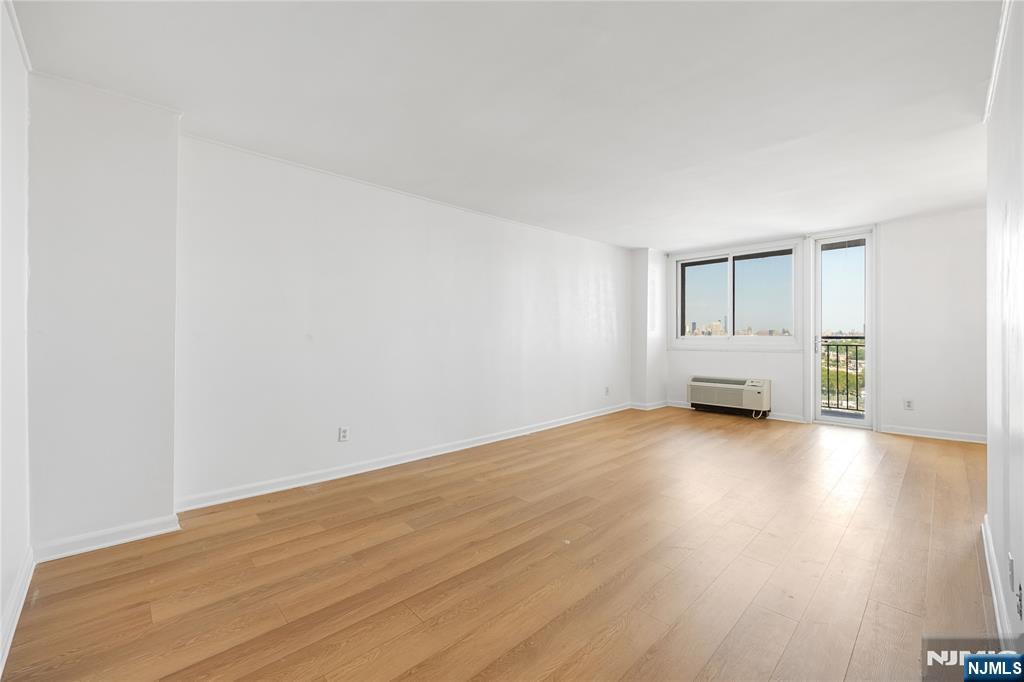 100 Manhattan Avenue 910 - Photo 4