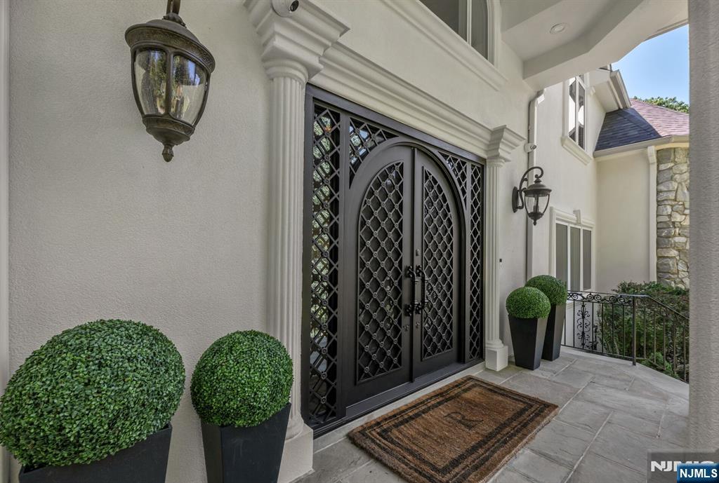 16 Ware Rd, Upper Saddle River, NJ 07458