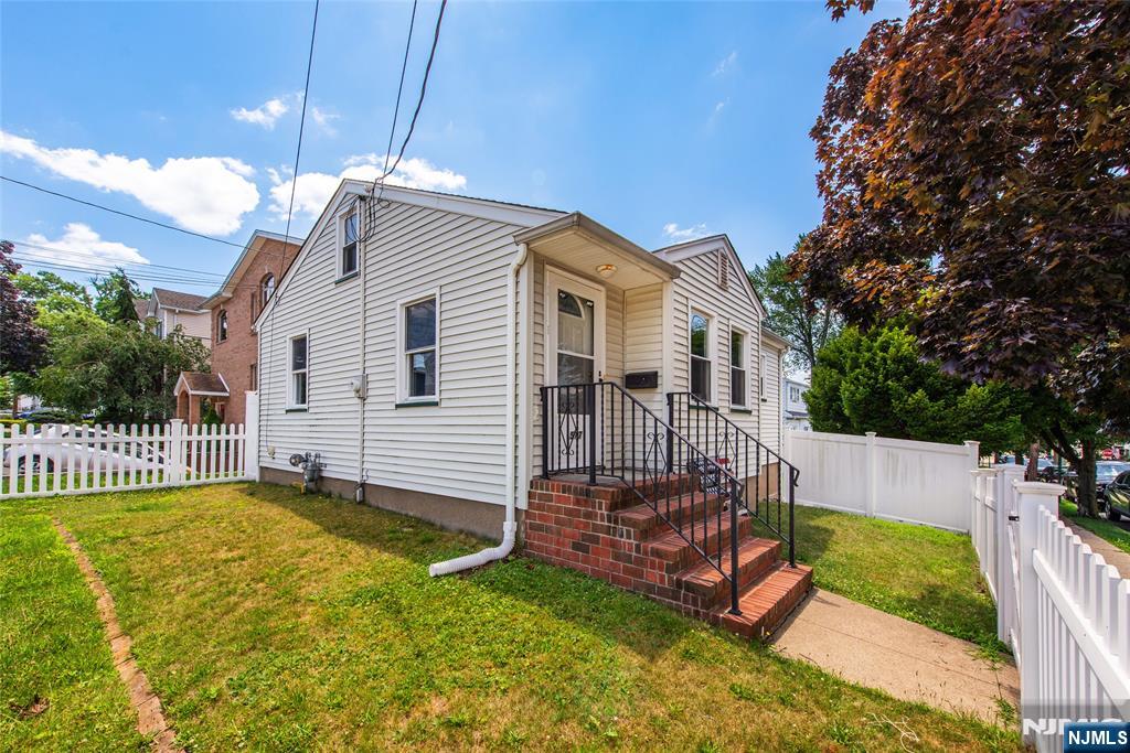 517 1st St, Carlstadt, NJ 07072