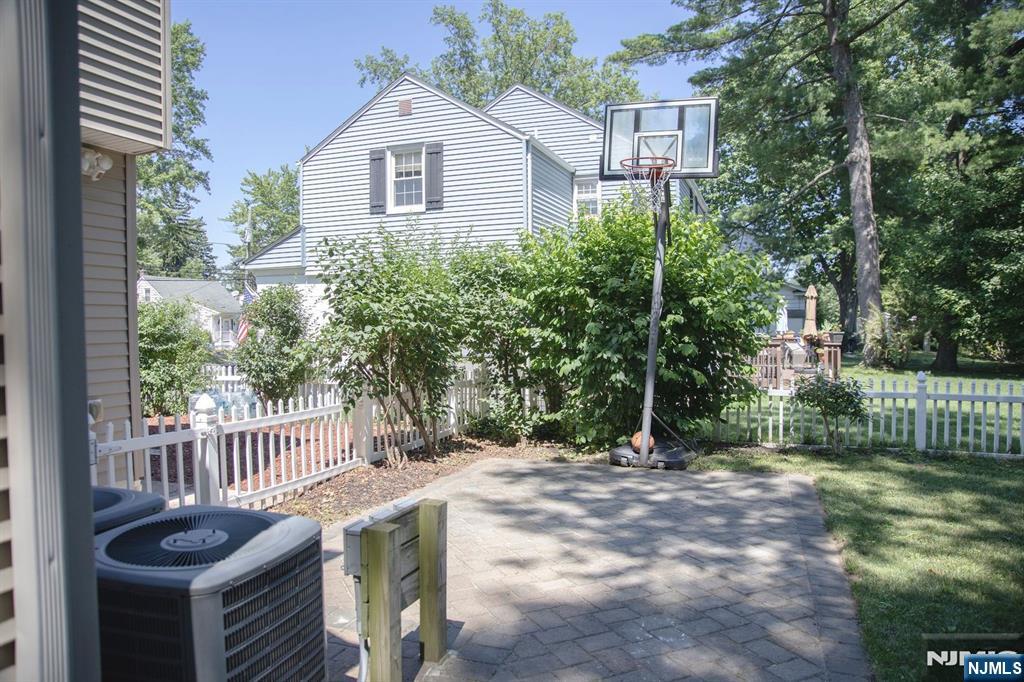 22 Warren Road — photo 42