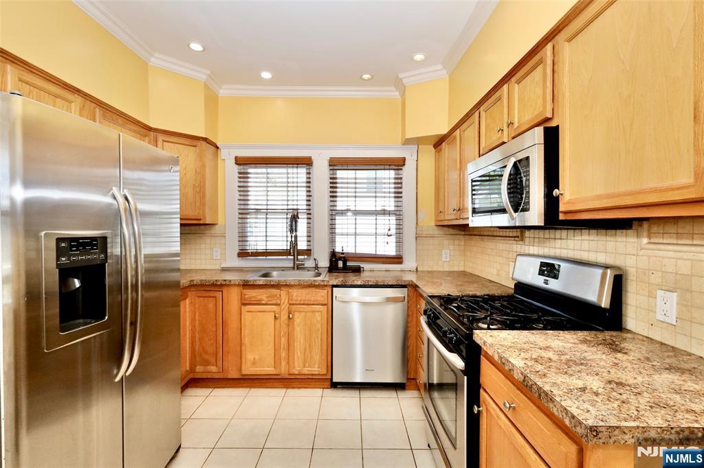 233 Hamilton Pl, Hackensack, NJ 07601