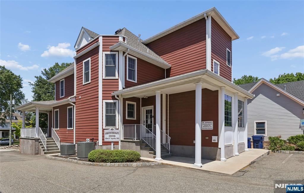 374 Summit Avenue - Photo 3