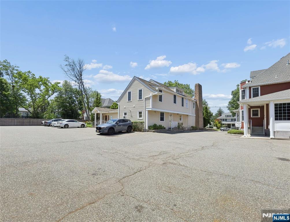 374 Summit Avenue - Photo 4