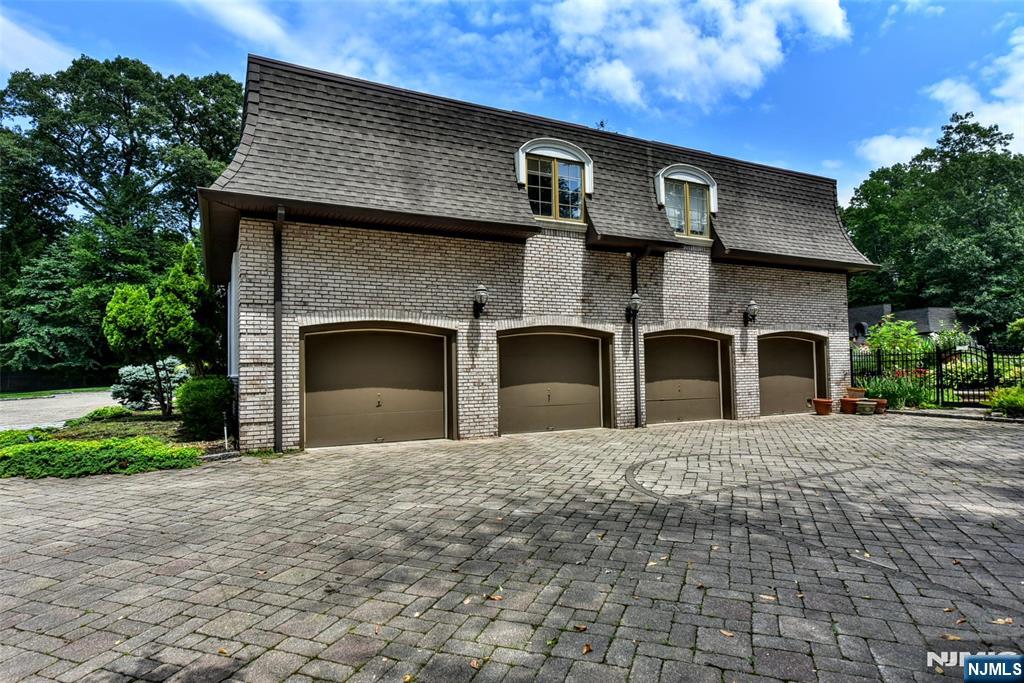 21 Baldwin Rd, Saddle River, NJ 07458