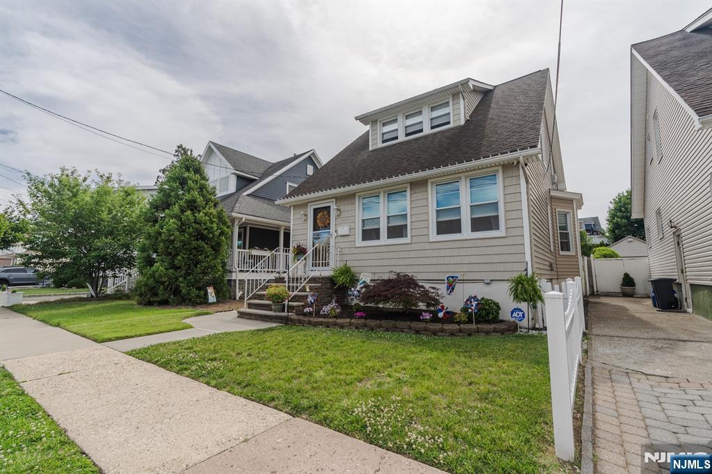 334 Travers Place - Photo 2