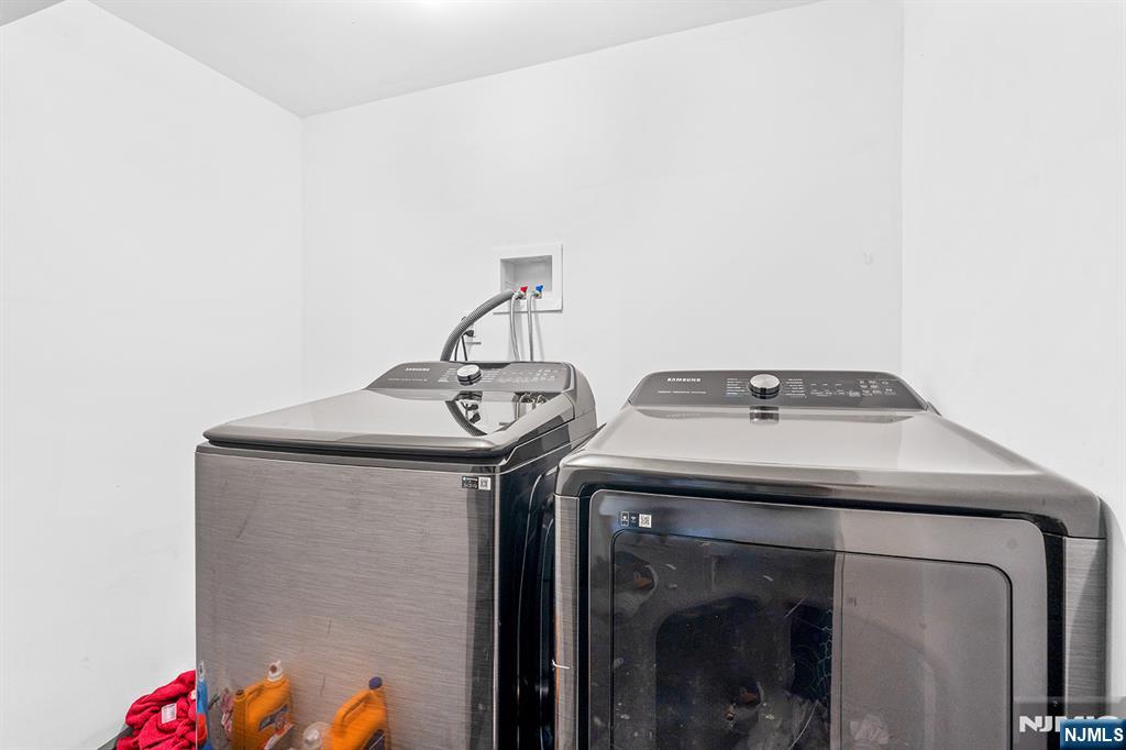 65 Woodward St, Saddle Brook, NJ 07663