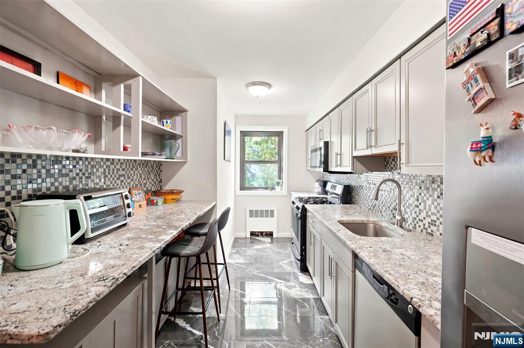 208 Anderson Street N6B - Photo 2