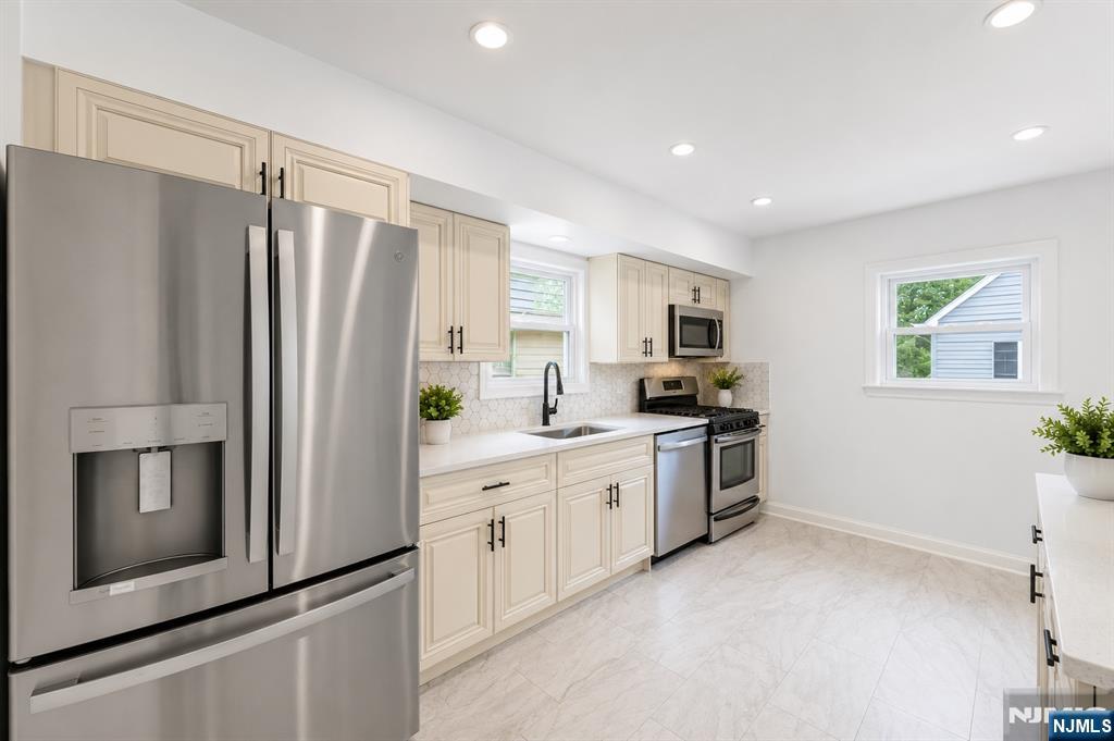 18 Farmingdale Avenue - Photo 4