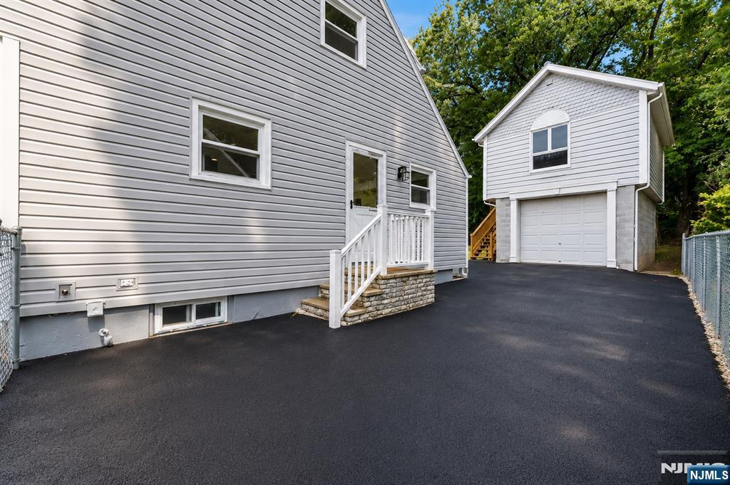 18 Farmingdale Avenue - Photo 5