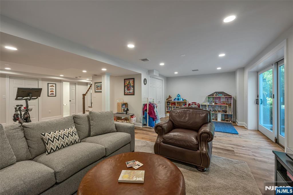 131 Highwood Avenue — photo 32