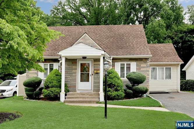 212 Washington Ave, Elmwood Park, NJ 07407