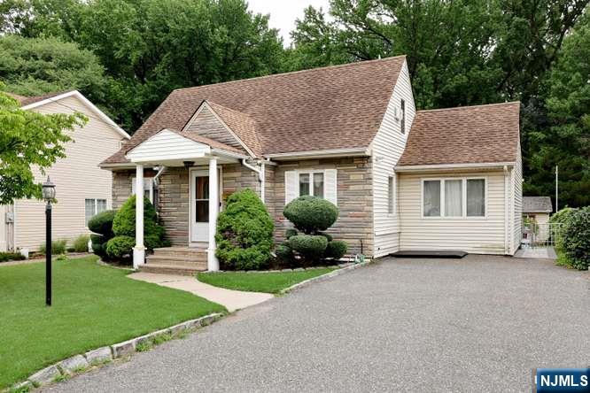 212 Washington Ave, Elmwood Park, NJ 07407