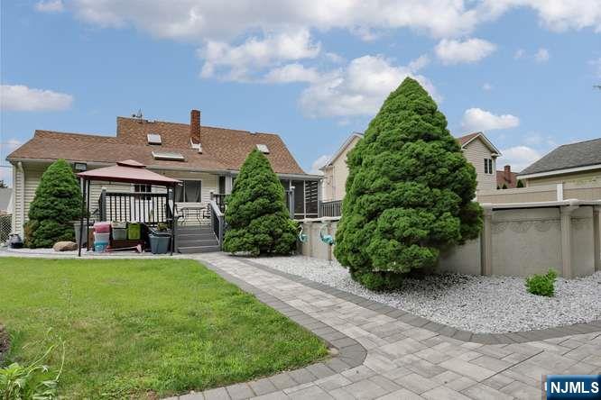 212 Washington Ave, Elmwood Park, NJ 07407