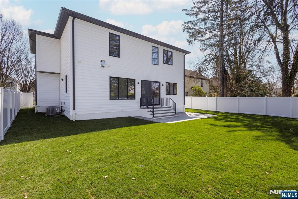 395 Hickory Ave, Paramus, NJ 07652