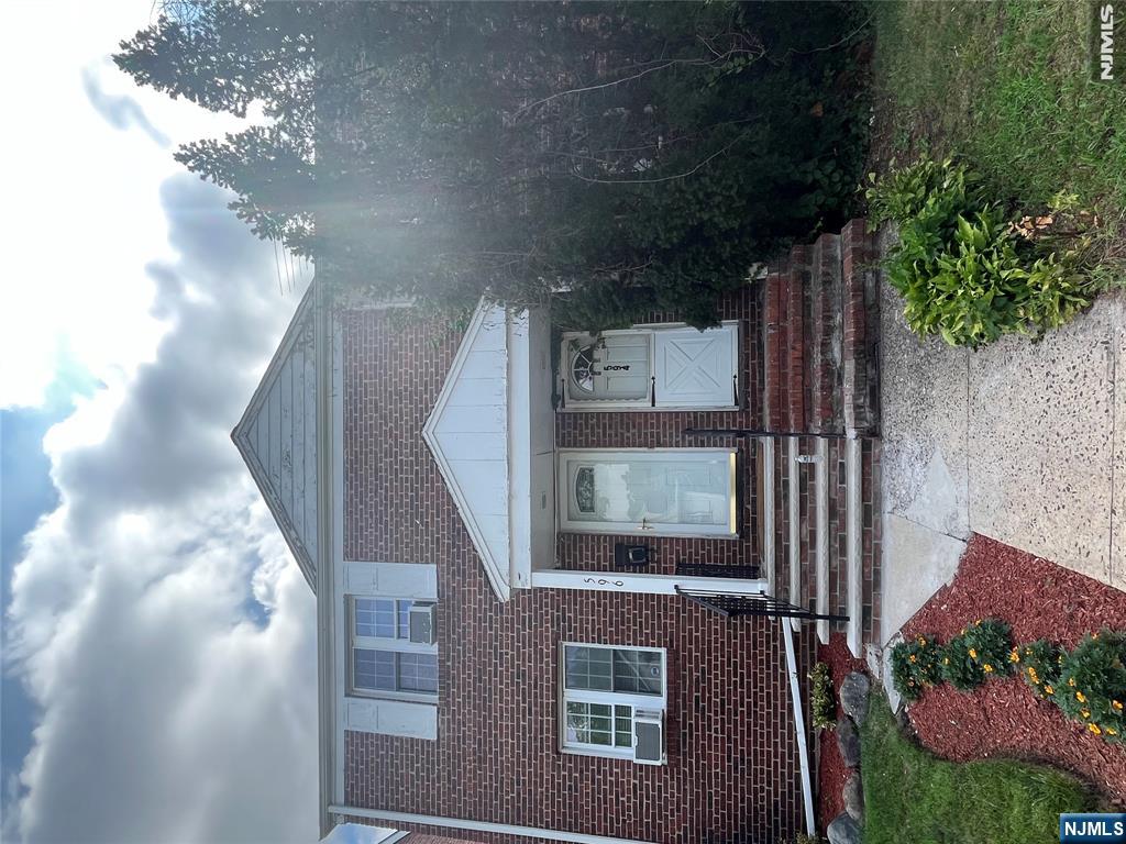 594 Maple Avenue - Photo 1