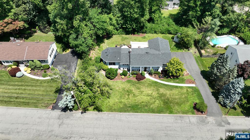 12 Heatherhill Ln, Woodcliff Lake, NJ 07677