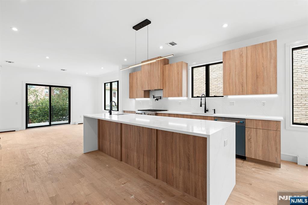 465B 1st St, Palisades Park, NJ 07650
